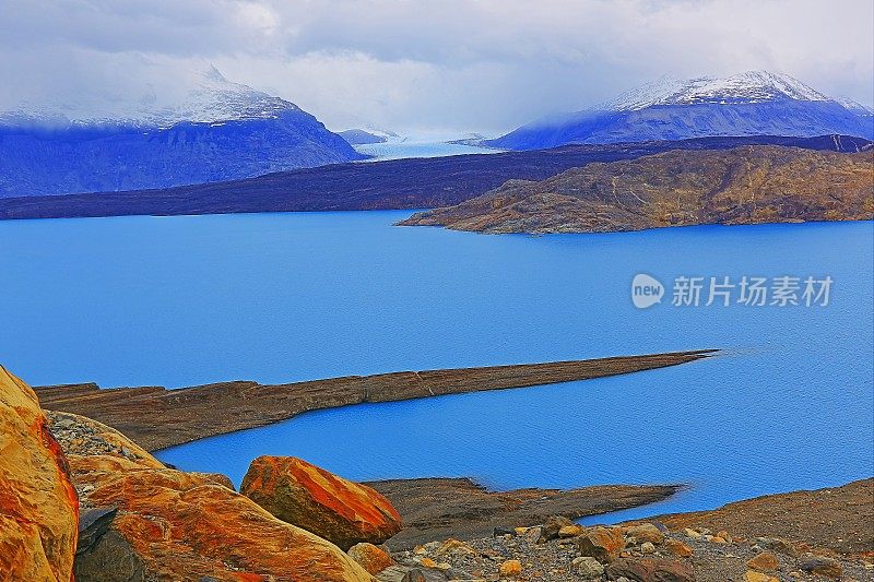 在乌普萨拉冰川和阿根廷的El Calafate湖之上，巴塔哥尼亚